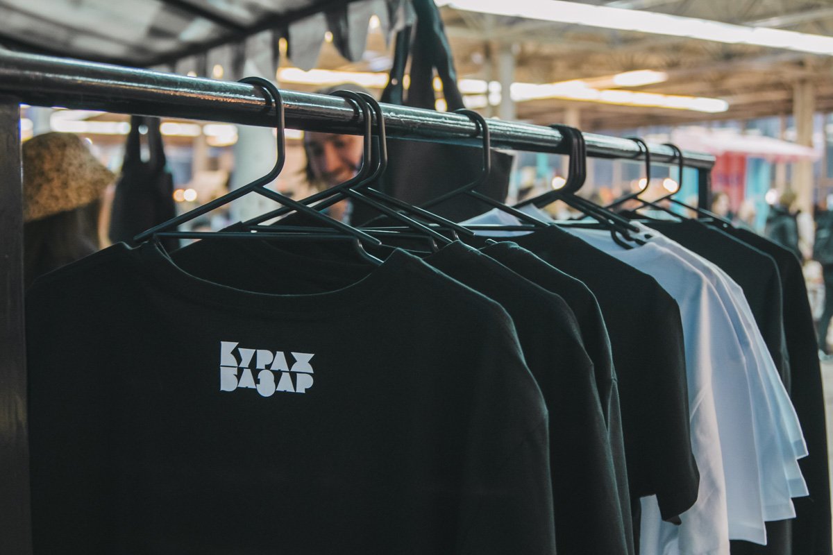 В воскресенье, 24 марта, в Киеве на ВДНГ прошел завершающий день уже традиционной благотворительной барахолки Кураж Базар В воскресенье, 24 марта, в Киеве на ВДНГ прошел завершающий день уже традиционной благотворительной барахолки Кураж Базар