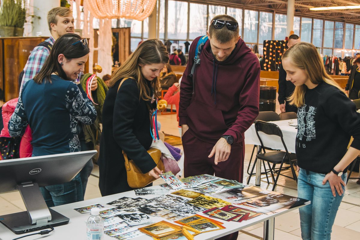 Когда попадаешь непосредственно на барахолку, глаза разбегаются от изобилия разнообразных товаров Когда попадаешь непосредственно на барахолку, глаза разбегаются от изобилия разнообразных товаров