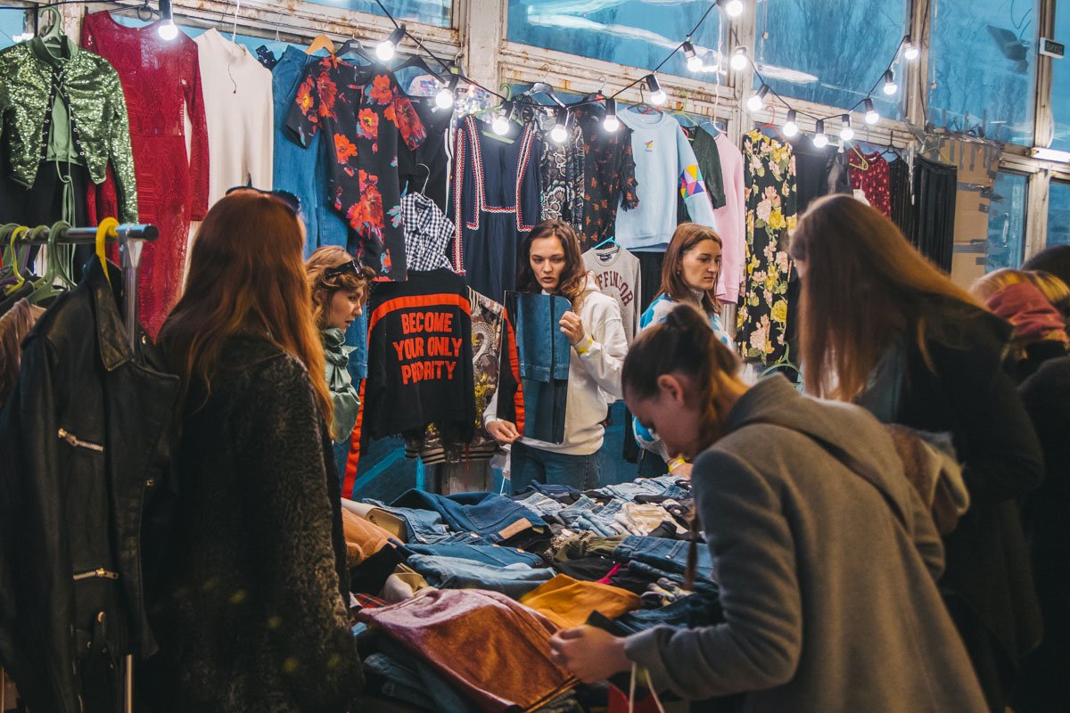 350 продавцов разместились на локации и торговали уникальными, ценными, винтажными вещами, а также новинками классных украинских брендов 350 продавцов разместились на локации и торговали уникальными, ценными, винтажными вещами, а также новинками классных украинских брендов