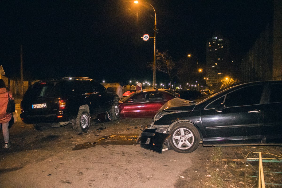 В воскресенье, 24 марта, в Оболонском районе Киева произошло ДТП с участием трех автомобилей
