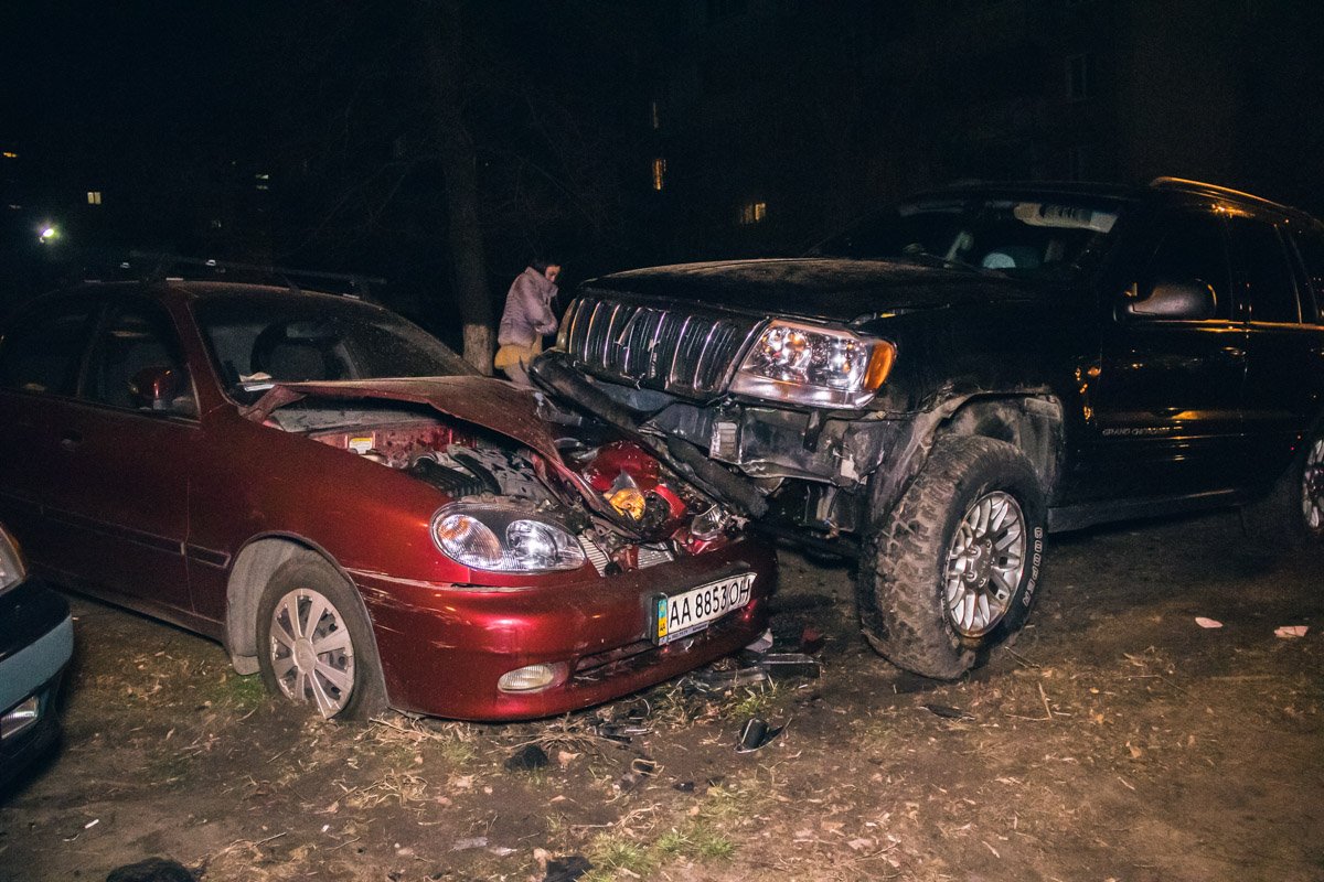 По словам друзей водителя Jeep, он ехал по Северной в сторону Оболонского проспекта и, увидев на дороге собаку, попытался ее объехать и спасти животное