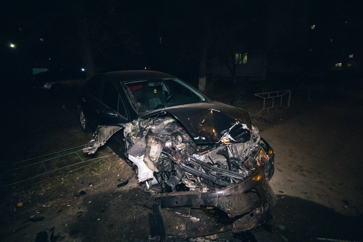 Таким образом, автомобиль вынесло на обочину, где были припаркованы Daewoo и Peugeot