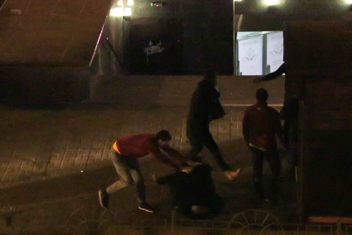 Конфликт случился из-за того, что парни зашли в магазин в запрещенное для продажи алкоголя время, открыли пиво прямо внутри супермаркета и стали его пить