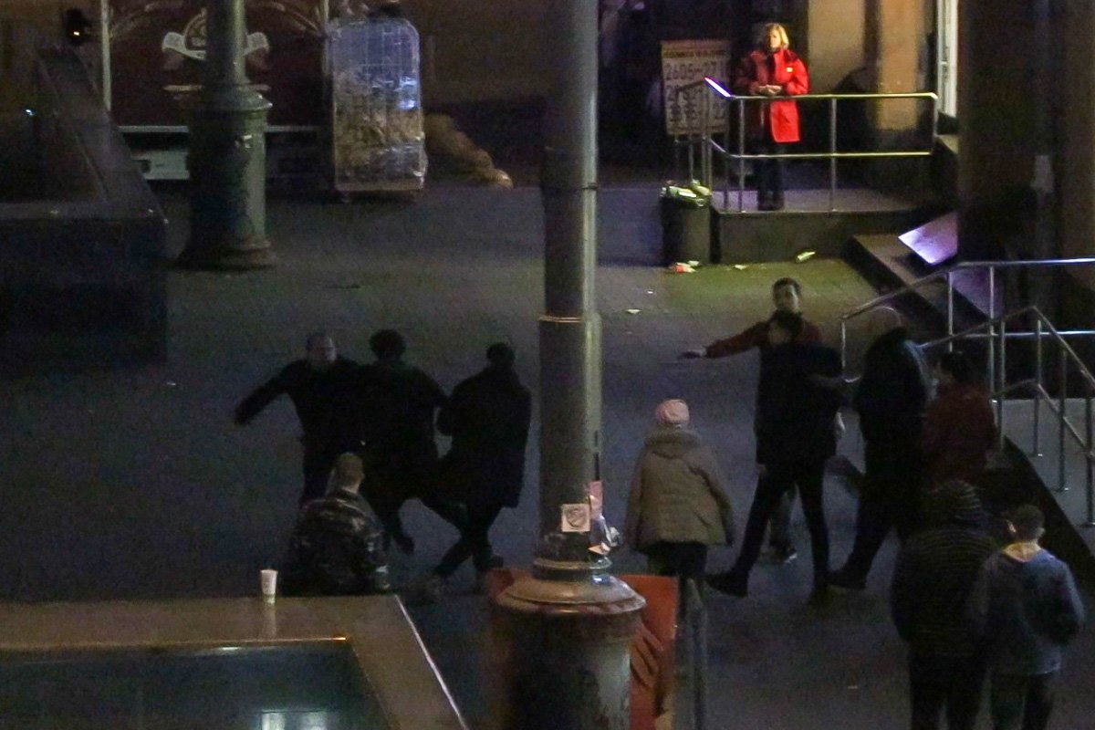 Сотрудники супермаркета передали нарушителей закона правоохранителям, которые составили протокол и провели разъяснительную беседу с буйными парнями