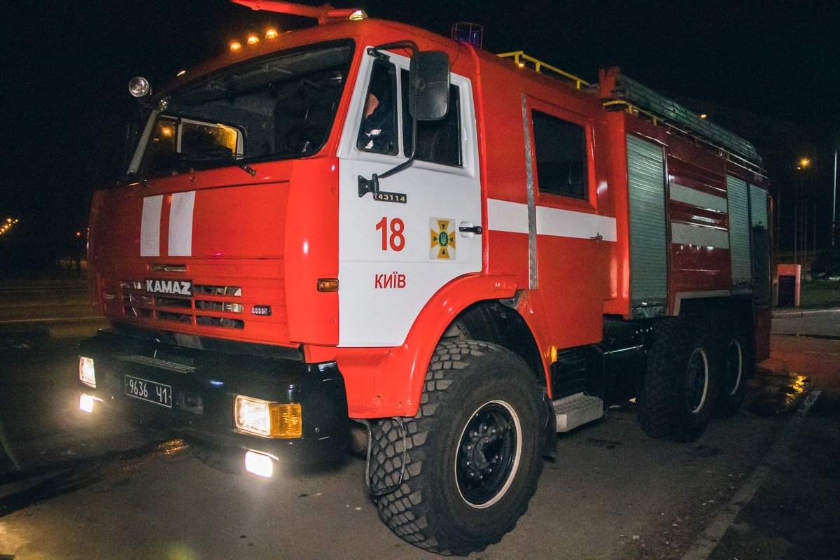 На месте происшествия находились сотрудники ГСЧС, а также полиция и карета скорой помощи