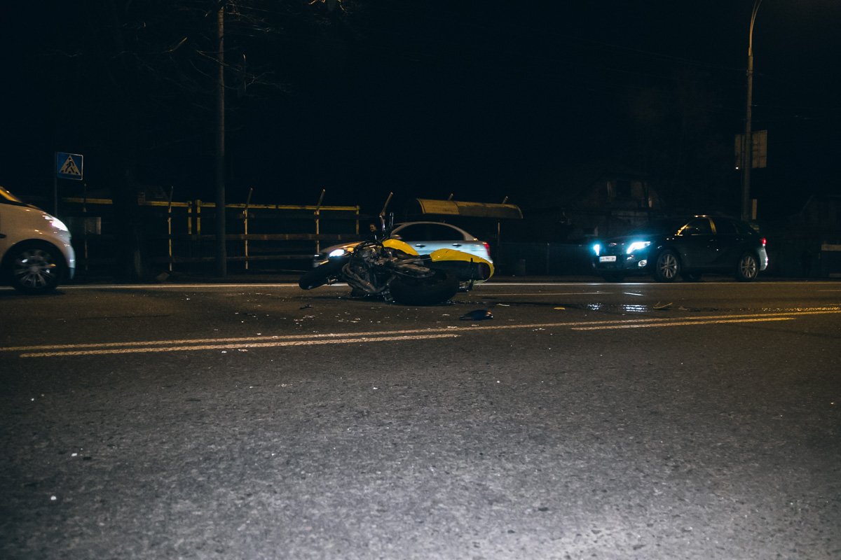 В Киеве на проспекте Лобановского, 76 произошла авария с участием мотоциклиста и автомобиля Opel Vectra