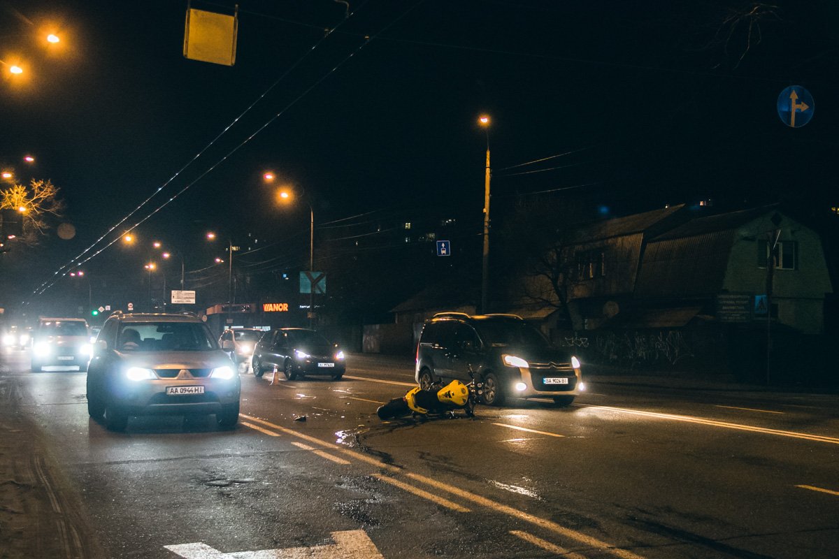 Парень за рулем мотоцикла двигался по проспекту Лобановского в третьей полосе движения в сторону улицы Кайсарова