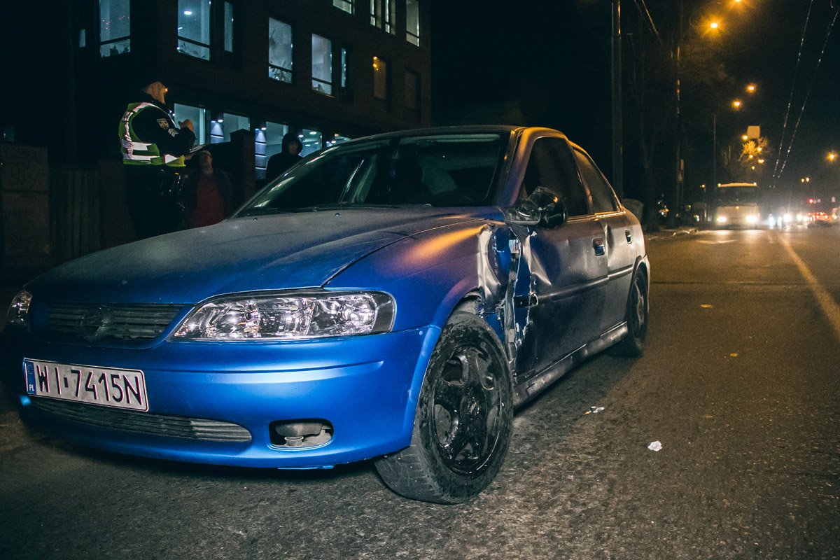 Мужчина за рулем Opel хотел повернуть через двойную сплошную на Донской переулок