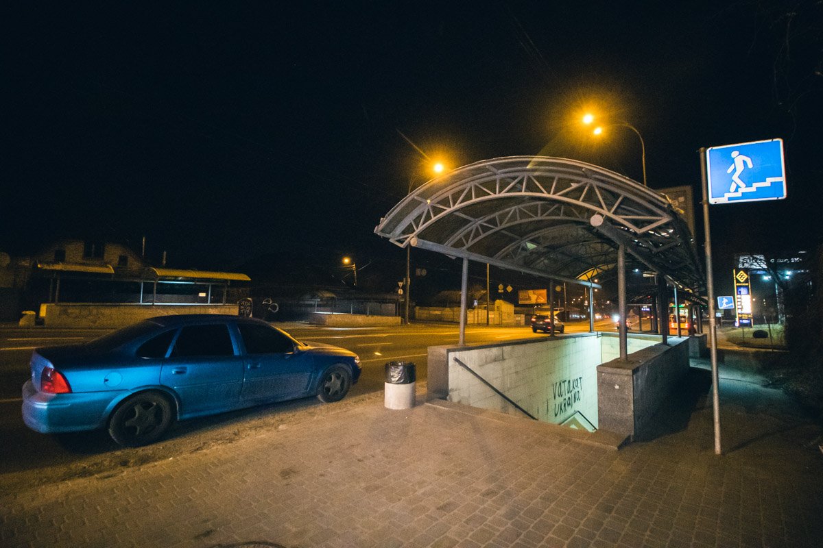 Водитель Opel не заметил мотоциклиста в третьей полосе и сбил его