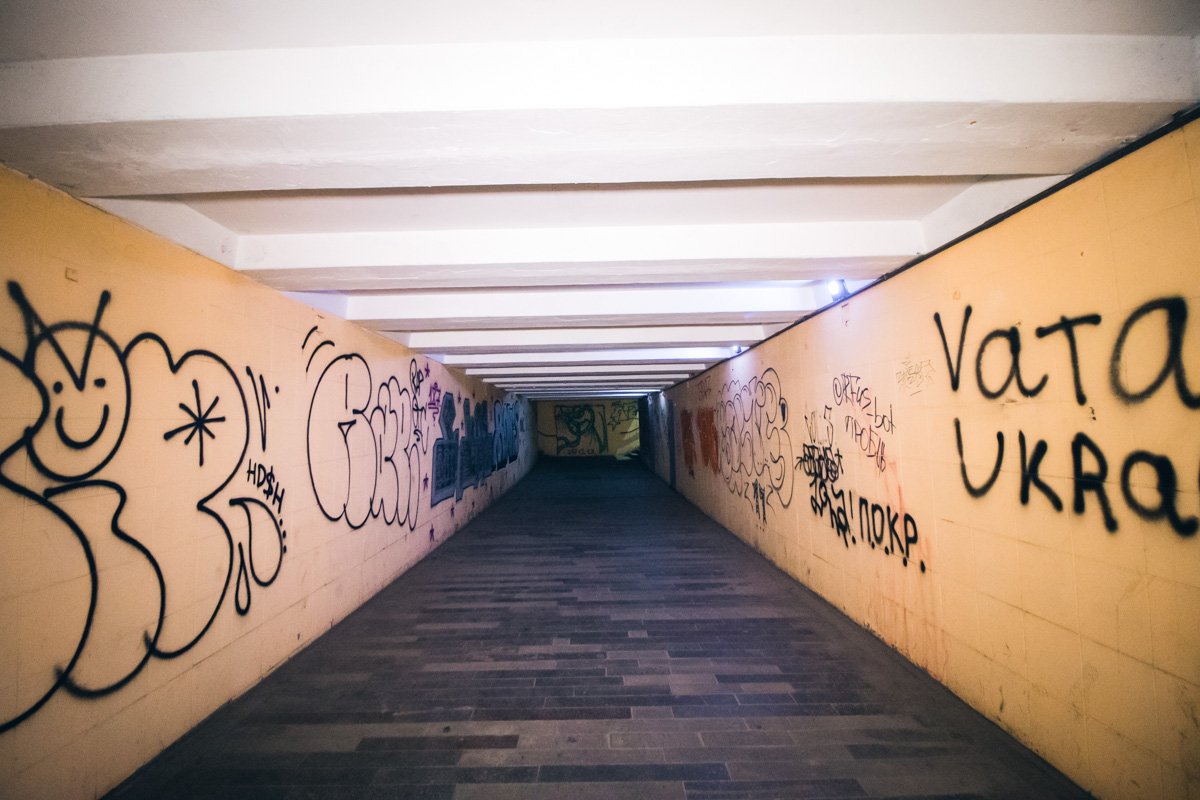 После аварии водитель легковушки доехал до пешеходного перехода, вышел из машины и скрылся в нем