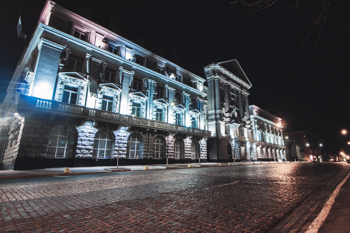 Величественные стены подсвеченные ночной иллюминацией