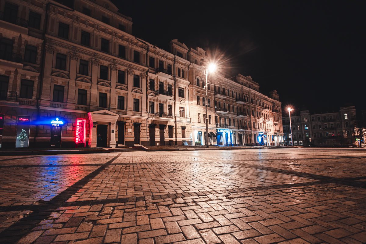 Софийская площадь ждет первых прохожих