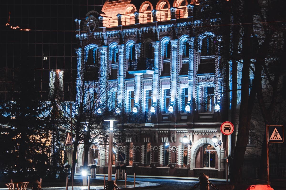 Даже самый яркий свет не в силах разогнать темноту ночи