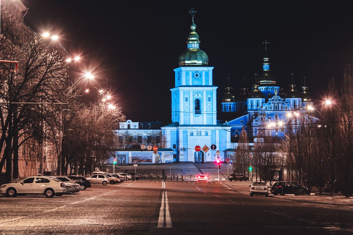 Михайловский собор ярким светом сражается с ночной тьмой