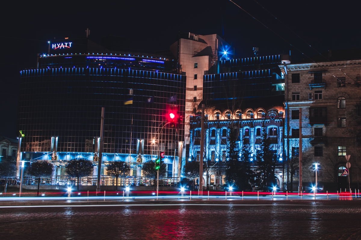 Рядом со старинными зданиями соседствуют стеклянно-бетонные исполины