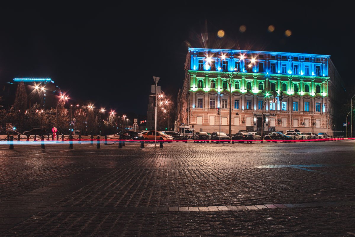 Фары редких машин рассекают ночную мглу