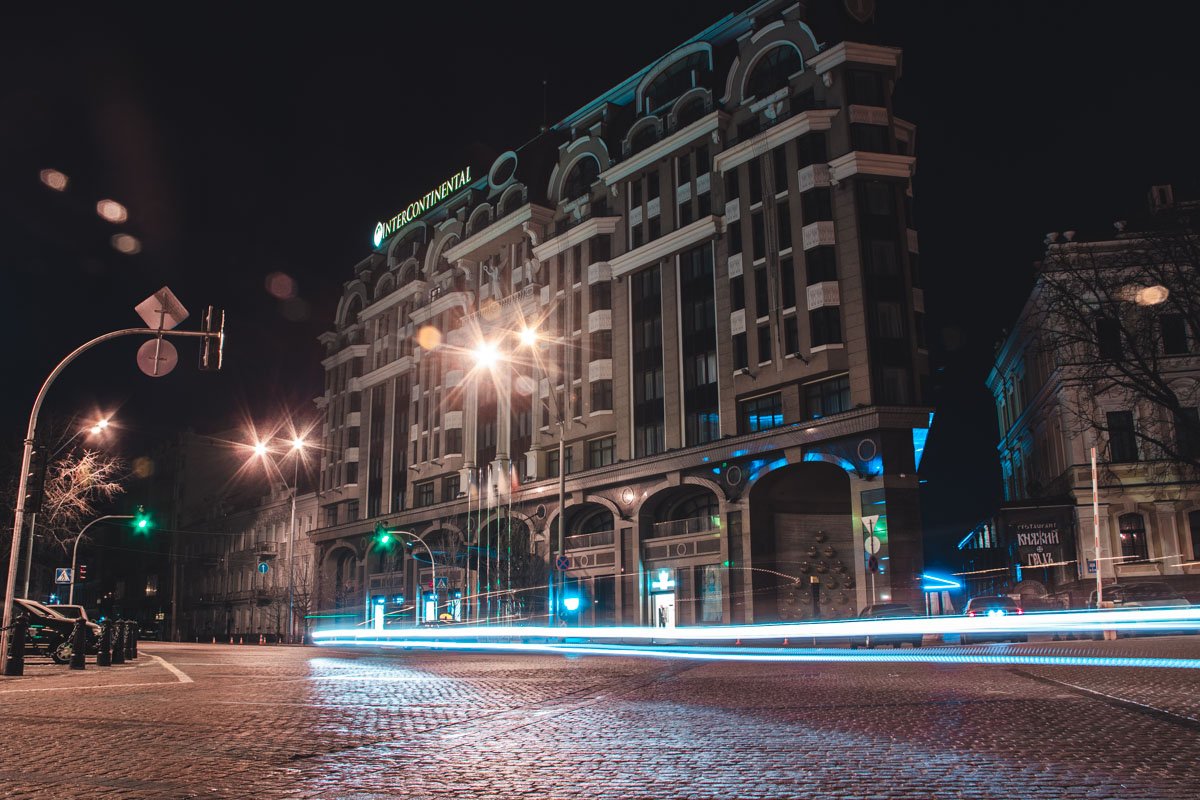 Эти улицы спят, но скоро они снова оживут под звуками городской суеты