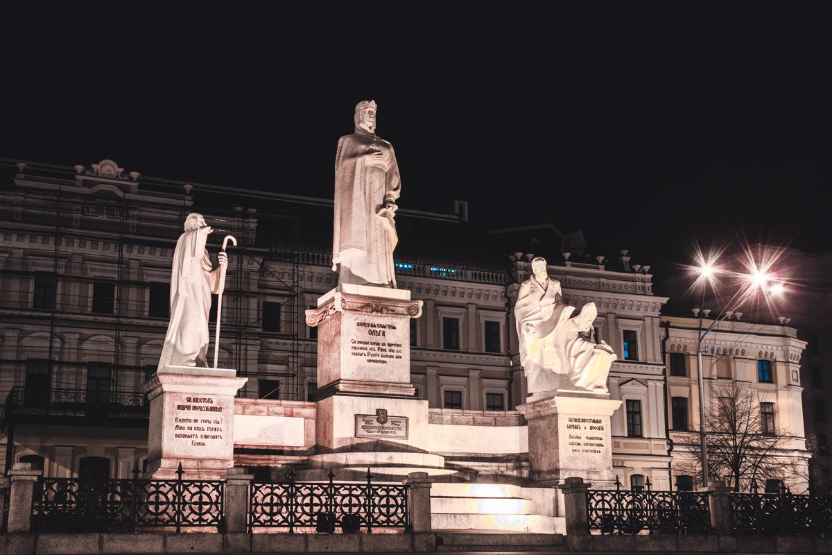 Величественный памятник княгине Ольге