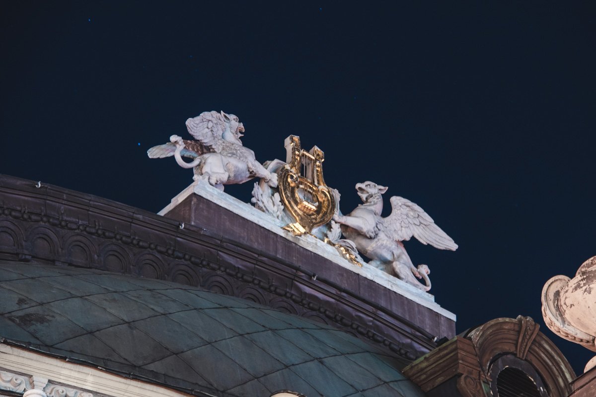 Изваяния на здании Национального академического театра оперы и балета Украины имени Тараса Шевченко готовы встречать первые лучи Солнца