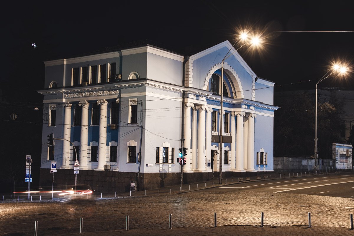 Здание конференц-зала Академии наук в полутьме