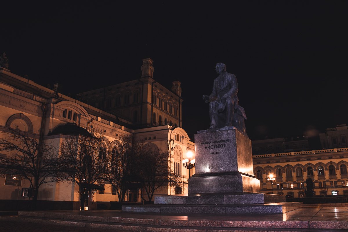 Игра света придает памятнику Николаю Лысенко еще большей величественности