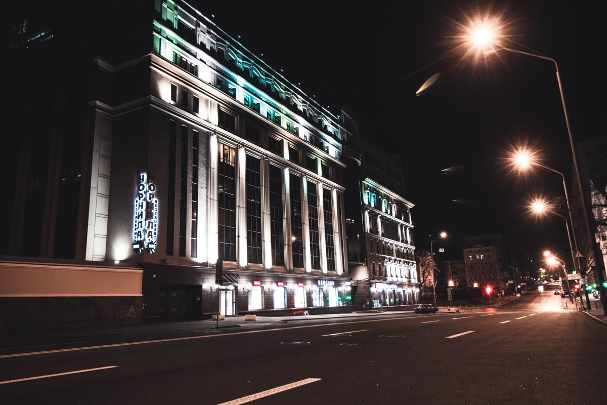 Город борется с темнотой ночи сотнями огней