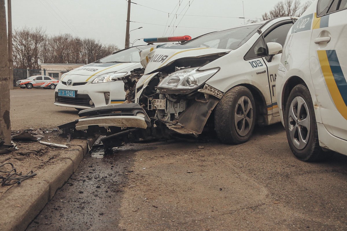 Полицейский автомобиль от столкновения со столбом получил серьезные повреждения всей передней части и моторного отсека Полицейский автомобиль от столкновения со столбом получил серьезные повреждения всей передней части и моторного отсека