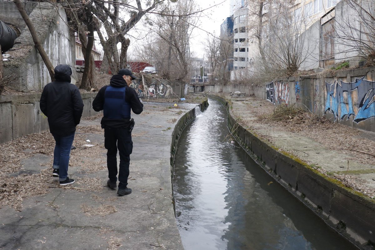 Тело достали спасатели и передали правоохранителям