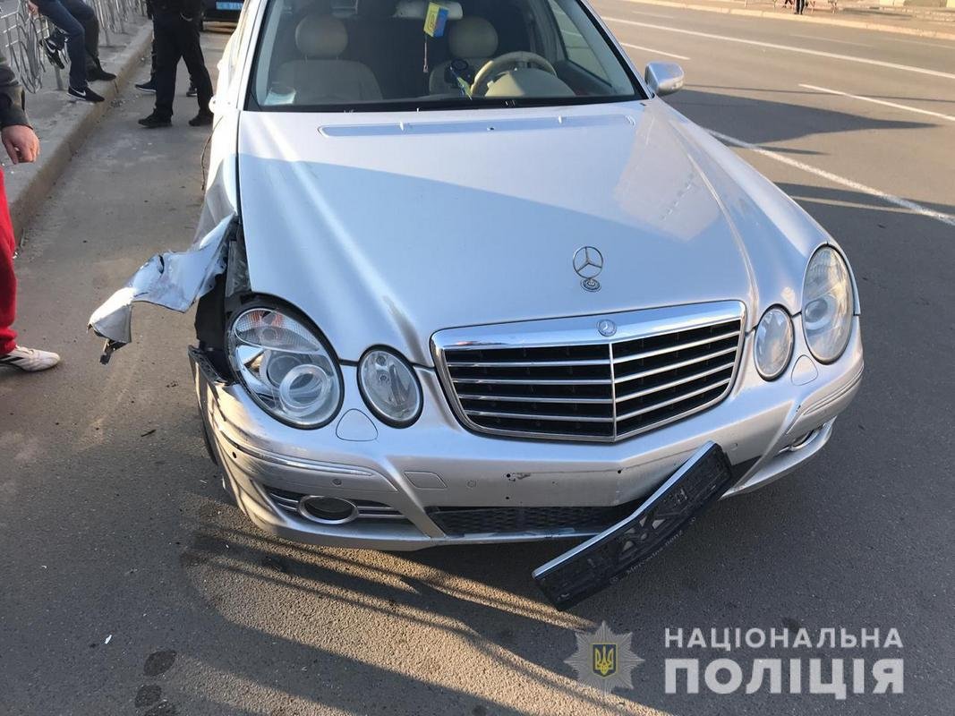 Под Киевом Mercedes сбил дедушку на велосипеде