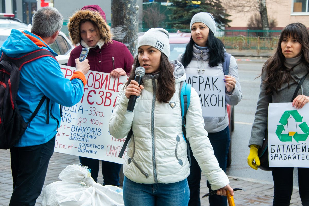 Таким образом участники пытались привлечь внимание к проблеме мусора в Украине