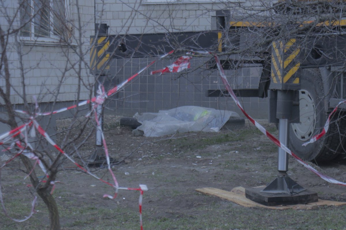 Как стало известно, мужчина был строителем. Он со своей бригадой восстанавливал стену дома, которая обрушилась из-за недавней непогоды Как стало известно, мужчина был строителем. Он со своей бригадой восстанавливал стену дома, которая обрушилась из-за недавней непогоды