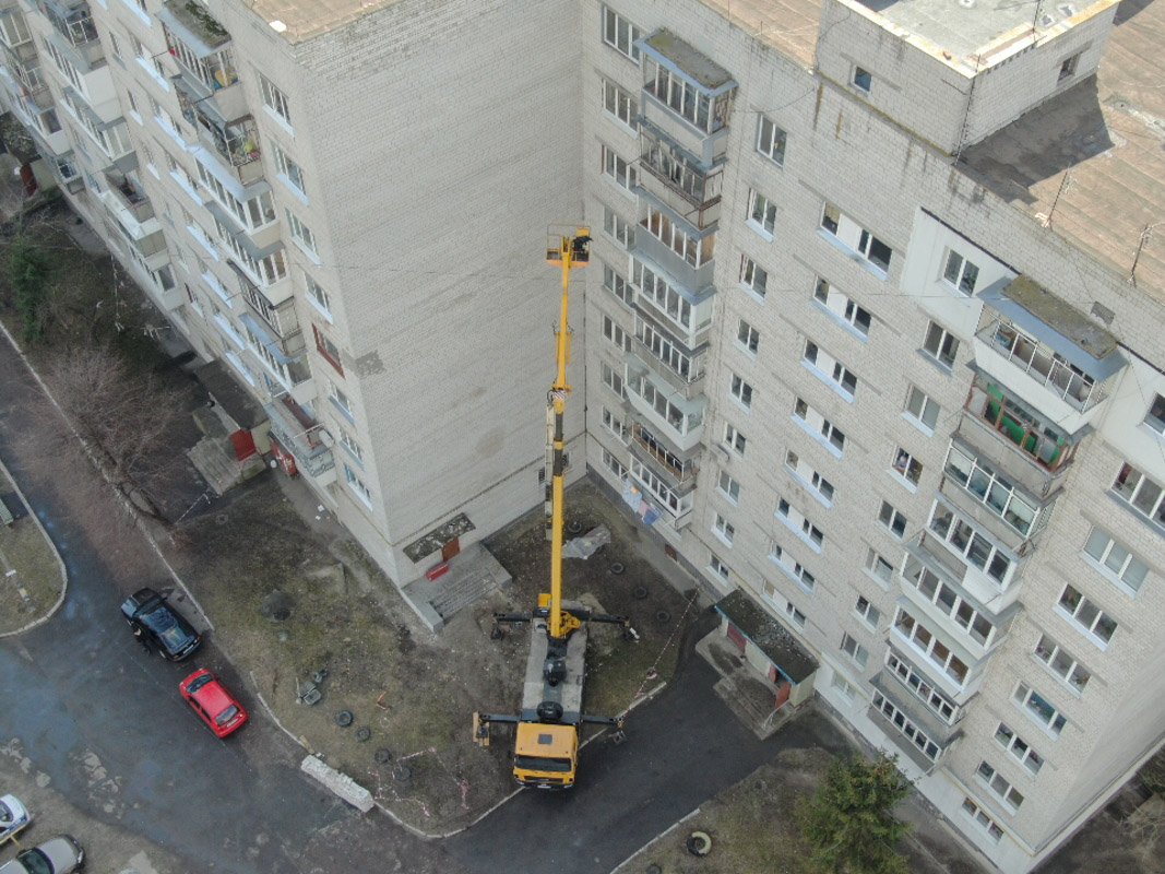 По неизвестным причинам строитель выпал из подъемника и упал на землю По неизвестным причинам строитель выпал из подъемника и упал на землю