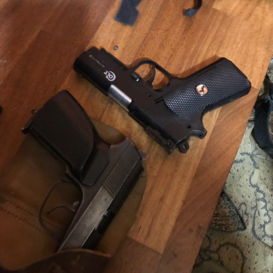 В настоящее время задержали три человека, которые помогали убийце вывезти и закопать тело. Самого подозреваемого в объявили в розыск