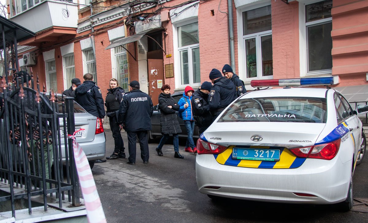 Правоохранители оцепили двор