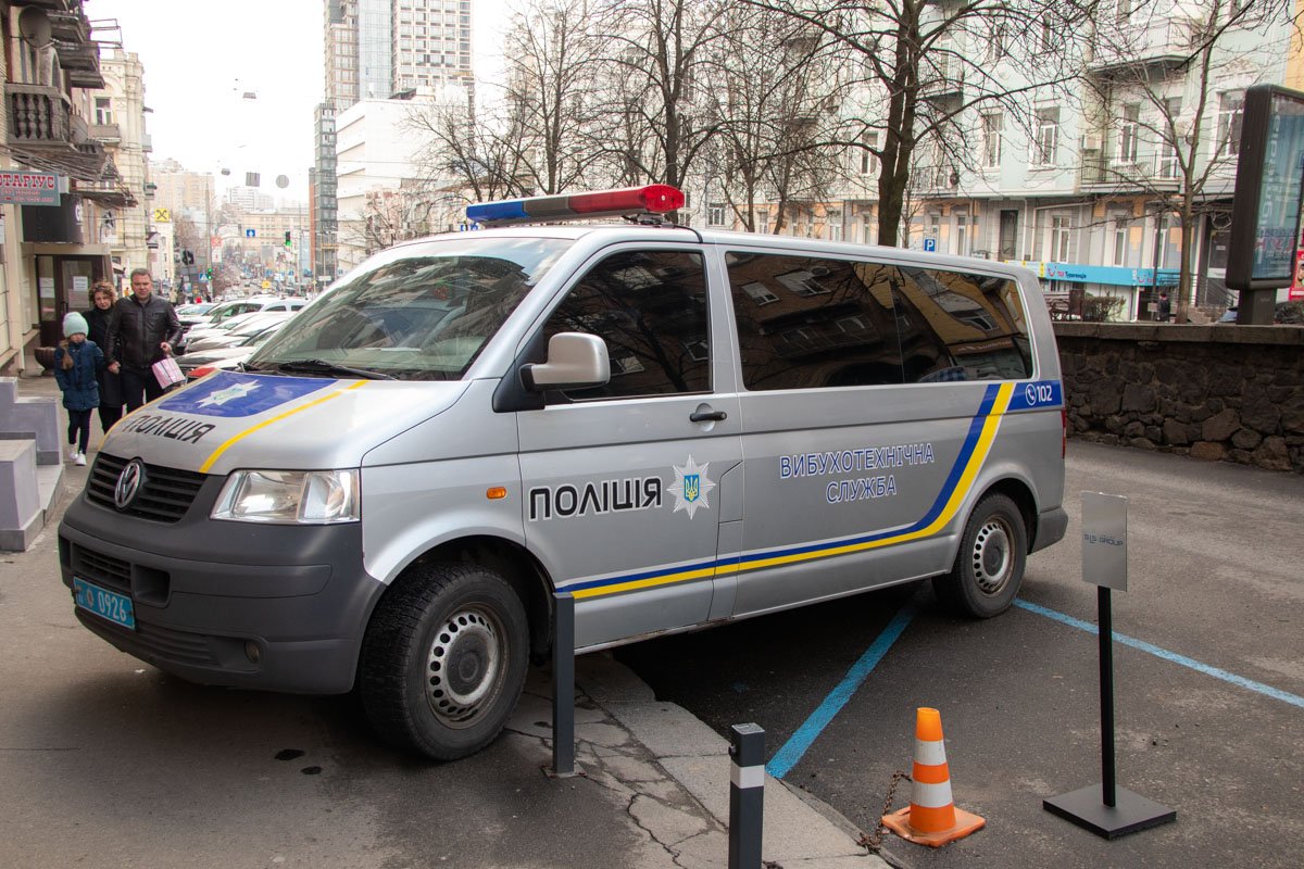 На место приехали взрывотехники и кинологи