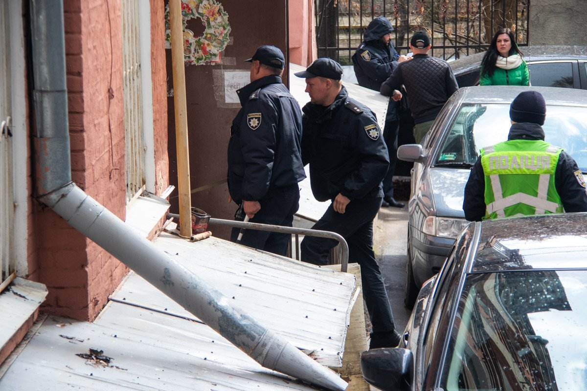 В здании работает следственно-оперативная группа