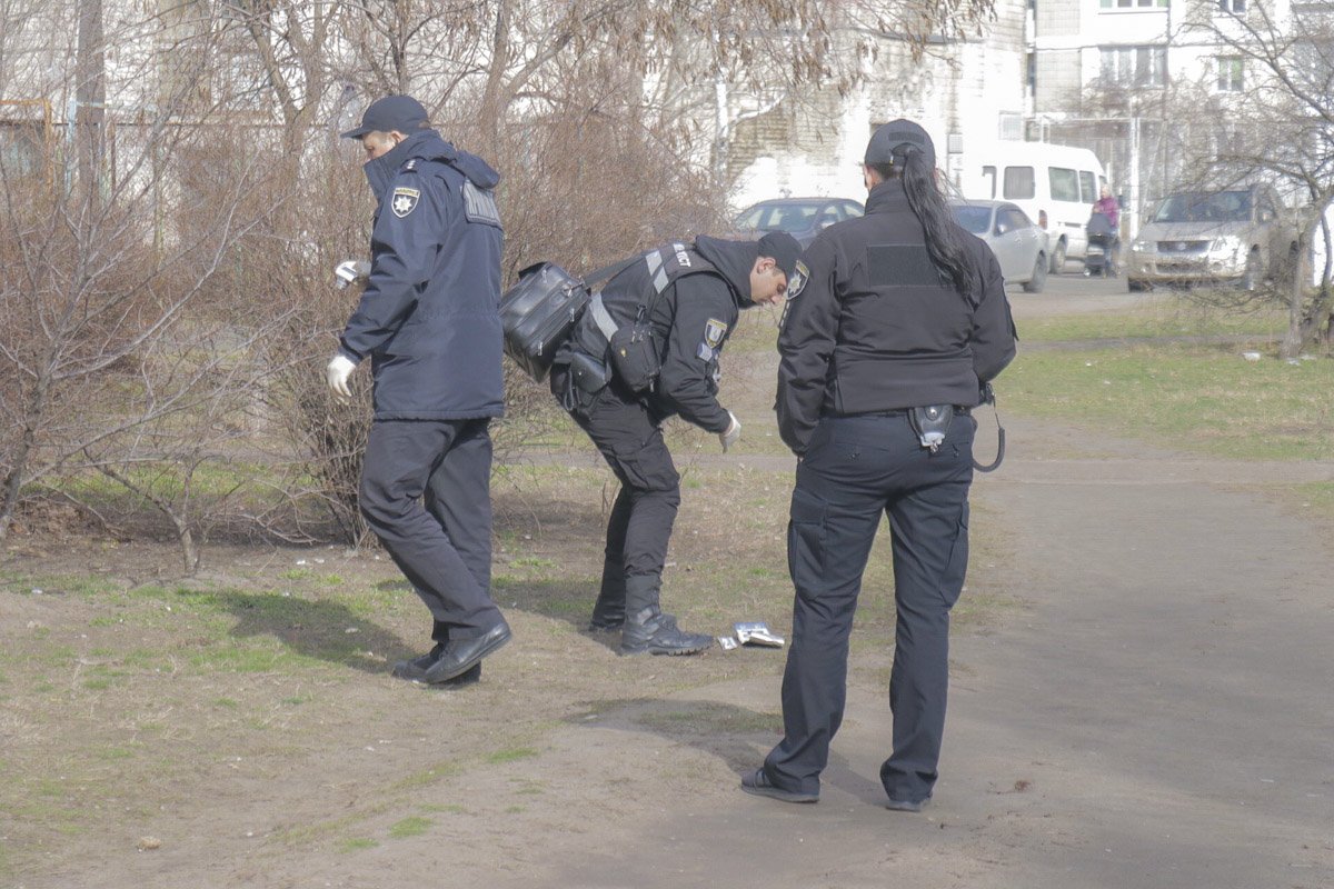 На авто стояли номера-перевертыши - один из комплектов номеров злоумышленники оставили во дворе На авто стояли номера-перевертыши - один из комплектов номеров злоумышленники оставили во дворе