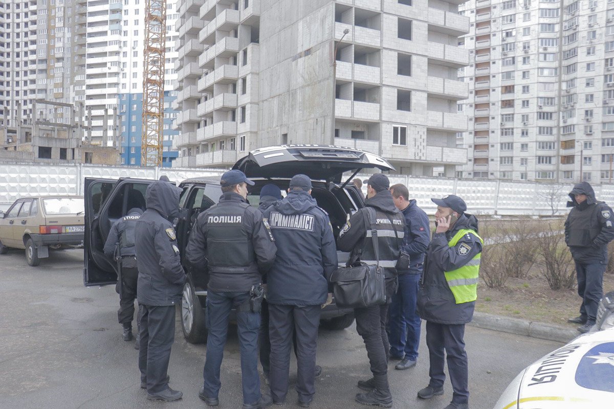 На месте работают экипажи патрульной полиции, а также следственно-оперативная группа На месте работают экипажи патрульной полиции, а также следственно-оперативная группа