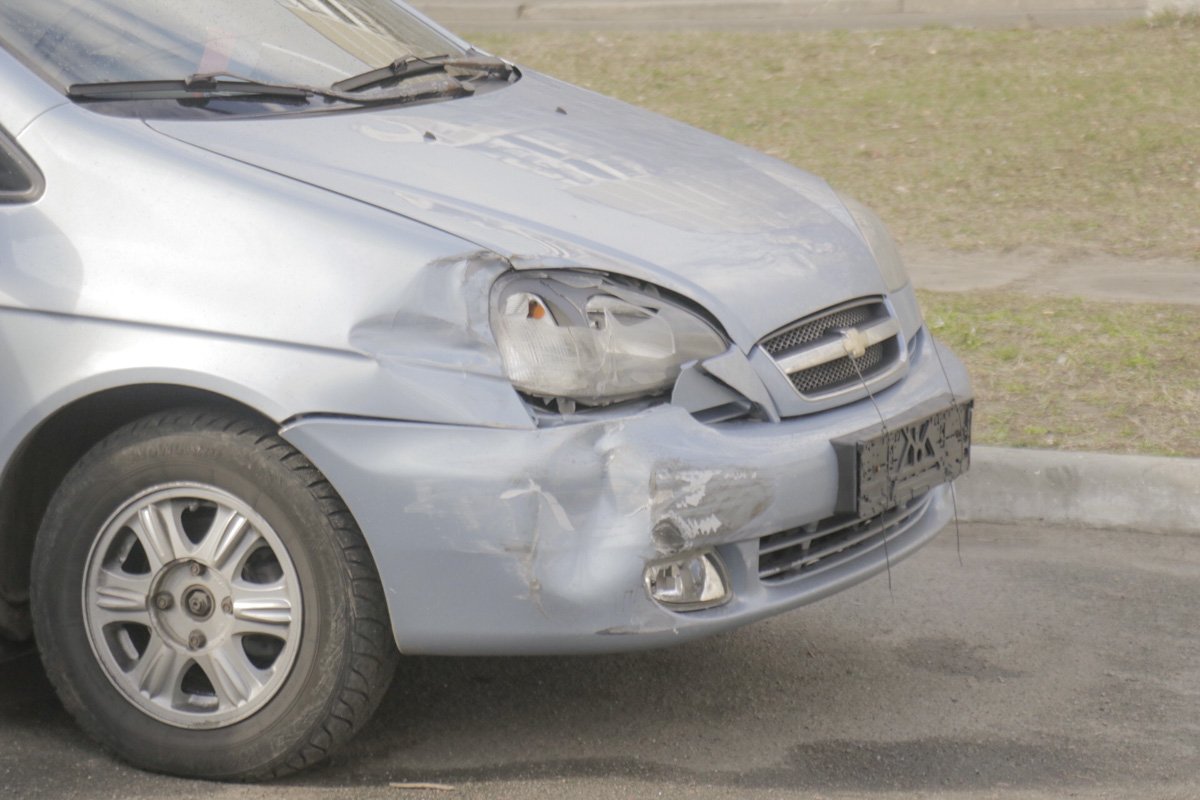Помощники нардепа пытались остановить нападавших - в результате одна из машин получила повреждения Помощники нардепа пытались остановить нападавших - в результате одна из машин получила повреждения