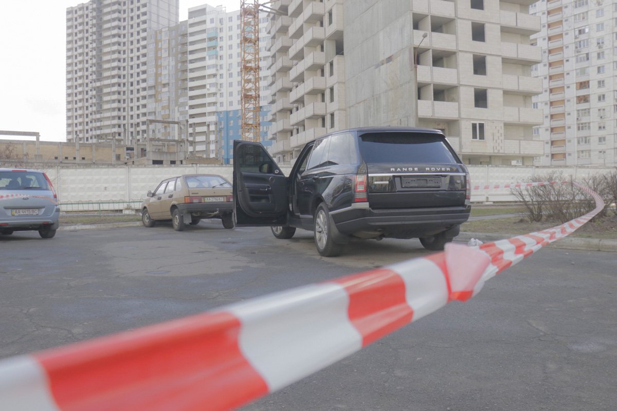 В конце концов авто нападавших загнали в один из дворов - оба мужчины скрылись с предметами, похожими на автоматы Калашникова В конце концов авто нападавших загнали в один из дворов - оба мужчины скрылись с предметами, похожими на автоматы Калашникова