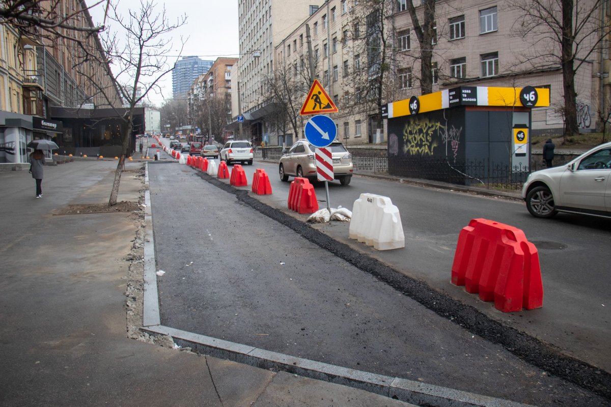 Спустя полтора месяца с момента начала реконструкции дорожники завершили работы с нижним шаром асфальта на парковочных карманах