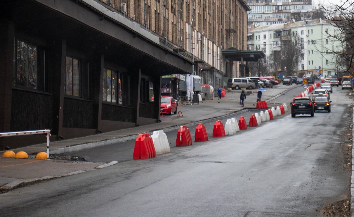 в ходе работ на улице появится новая схема двустороннего движения транспорта с разделительной линией, а также парковочные карманы. Также в ходе ремонта на улице появится новое дорожное покрытие, а на тротуаре появятся фигурные элементы мощения