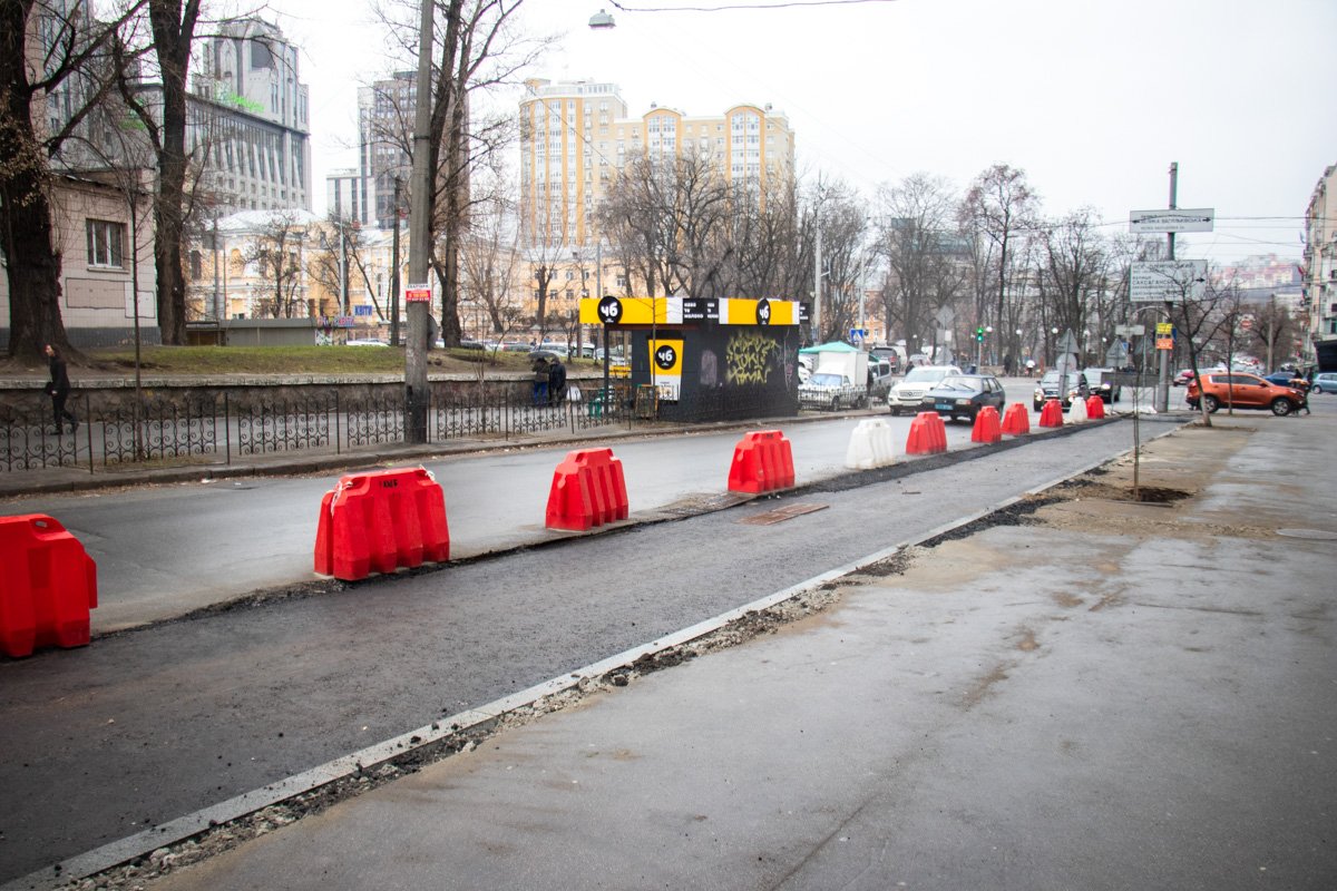 Теперь рабочим предстоит перекладывание инженерных сетей, которые расположены под проезжей частью.