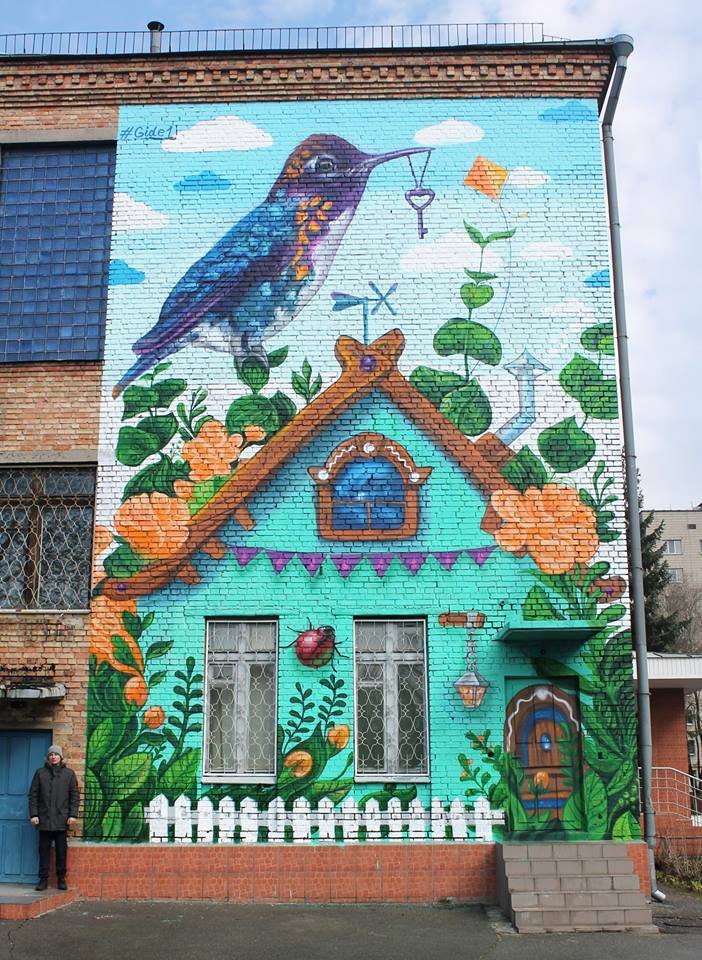 Художник изобразил колибри с ключиком на симпатичном голубом доме Художник изобразил колибри с ключиком на симпатичном голубом доме