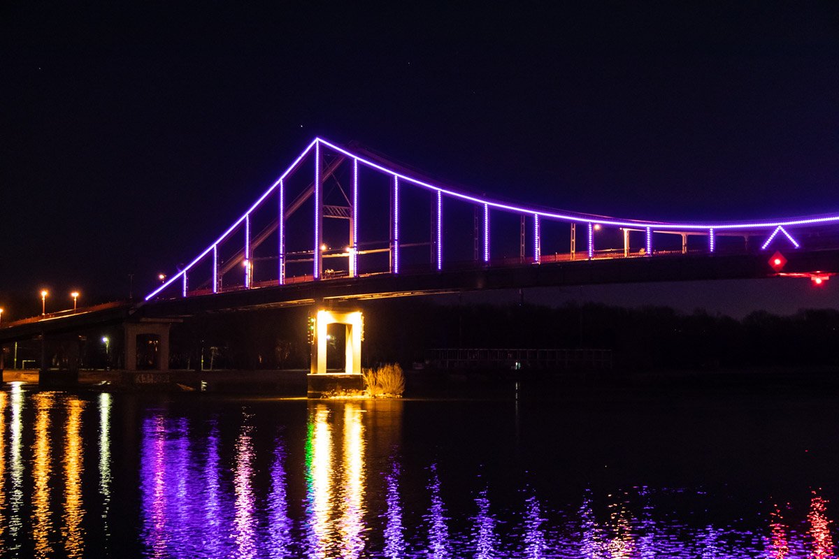 В честь Дня больных эпилепсией в Киеве подсветили фиолетовым цветом Пешеходный мост В честь Дня больных эпилепсией в Киеве подсветили фиолетовым цветом Пешеходный мост