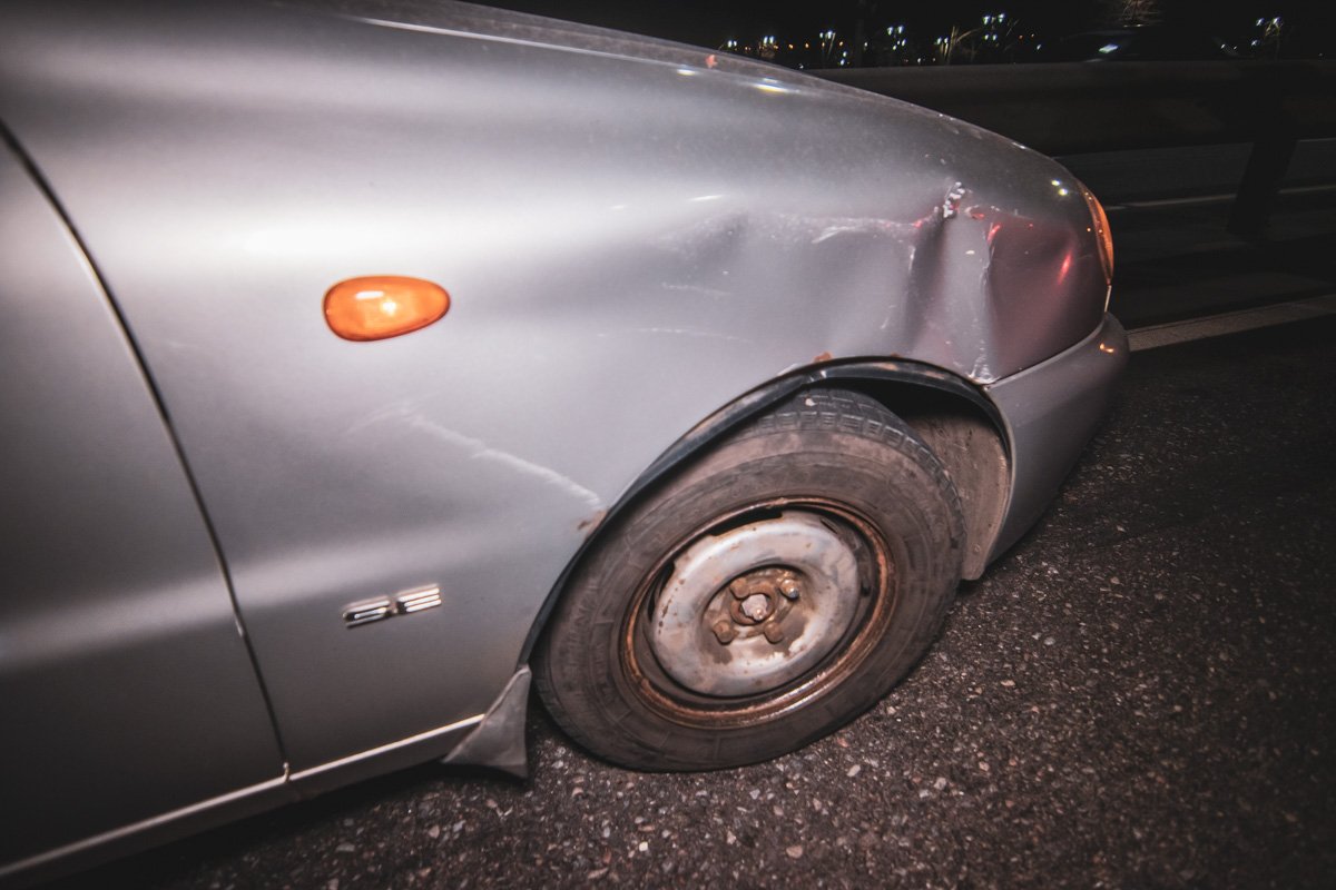 От столкновения с Logan у Lanos остались вмятины в передней части машины От столкновения с Logan у Lanos остались вмятины в передней части машины