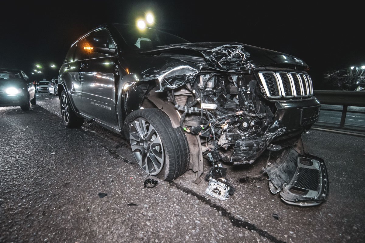 Jeep пытался объехать Logan и Lanos, которые ранее столкнулись, но не правился с управлением и влетел в Kia Jeep пытался объехать Logan и Lanos, которые ранее столкнулись, но не правился с управлением и влетел в Kia