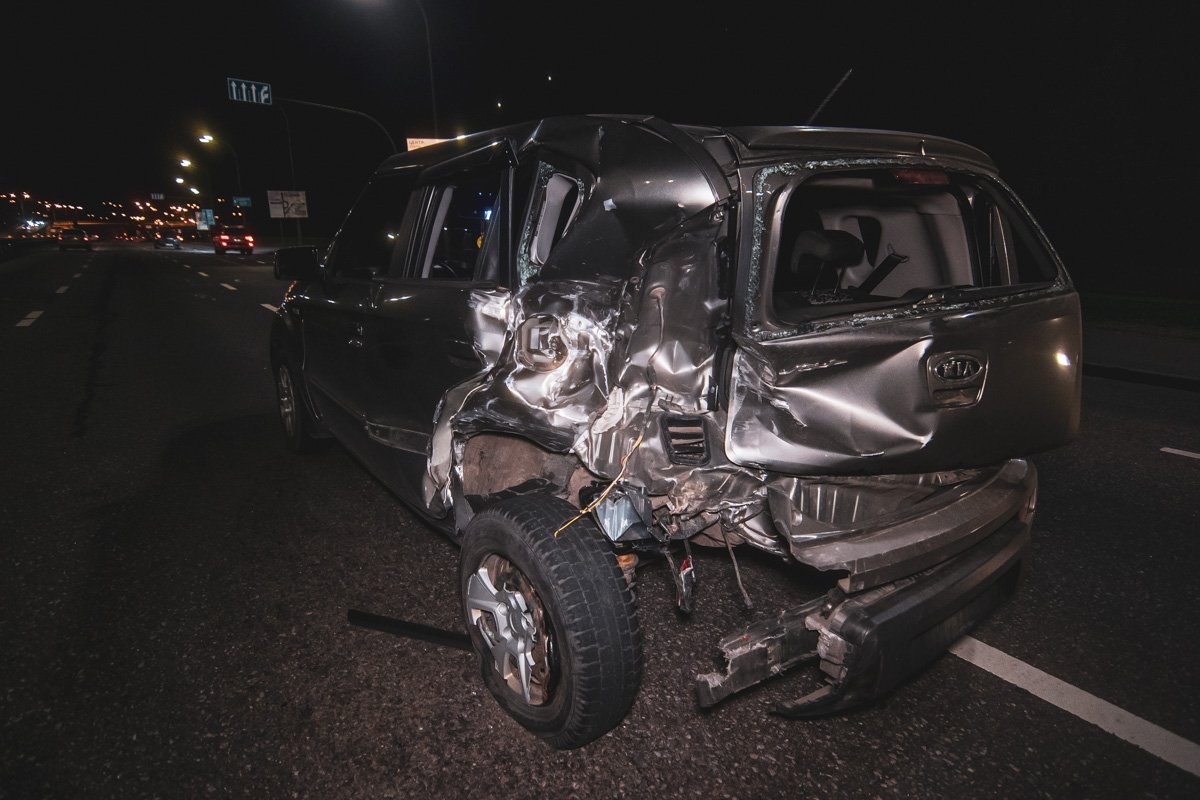 Kia в свою очередь ударила Volkswagen, который ехал спереди Kia в свою очередь ударила Volkswagen, который ехал спереди