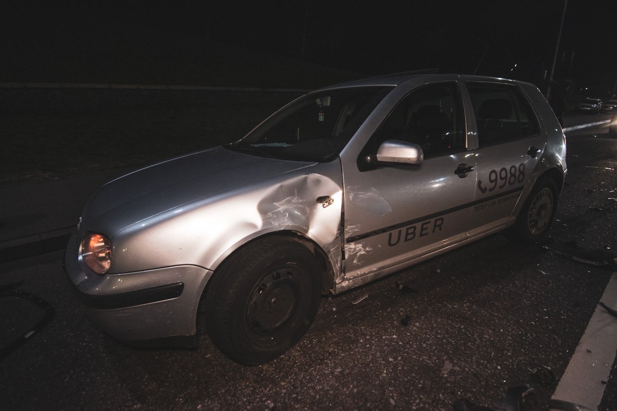 В результате аварии у Volkswagen пострадала боковая сторона В результате аварии у Volkswagen пострадала боковая сторона