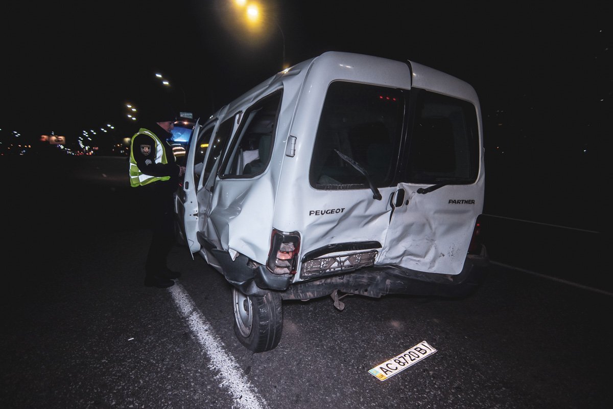 Из-за столкновения у Peugeot помята задняя часть 